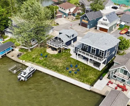 SUNSET RETREAT-Brand New Luxury 4BR, 4.5BA waterfront, best sunsets on the lake!