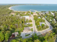 Newly Baileys Harbor Home, 1 Block DT, Open Concept with Huge Yard Hotel a Baileys Harbor