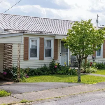 Quaint home in Oak Hill, Conveniently Located.