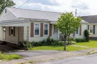 Quaint home in Oak Hill, Conveniently Located.