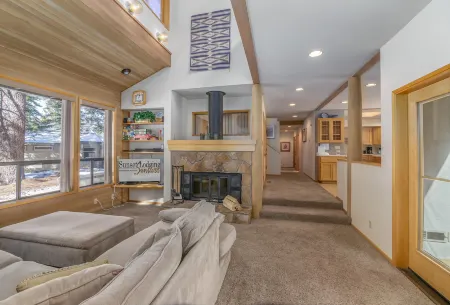 Jacuzzi, Game Room, and Sunroom Escape - Luxurious Family Retreat