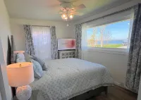 NEW Lakeside Cottage- Lake view and beach nearby!