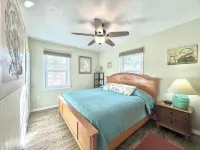 Coastal Cottage 225 - Walk to Beach, King Bed
