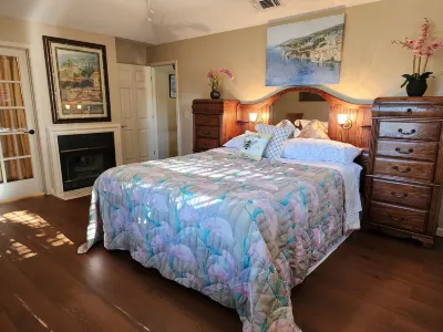 Charming 3-bedroom house with solar pool.WiFi and AC in delightful Fair Oaks