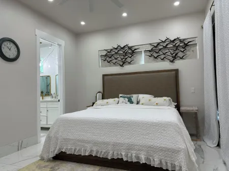 Luxe Pool-Side 6-Bed Villa in Naples Minutes to Vanderbilt Beach and Mercato! Отели рядом с достопримечательностью «Ровер Ран»