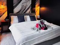 Stunning Design ~ Fireplace ~ Custom Desk ~ Balcony Hotel dekat Endicott Hall