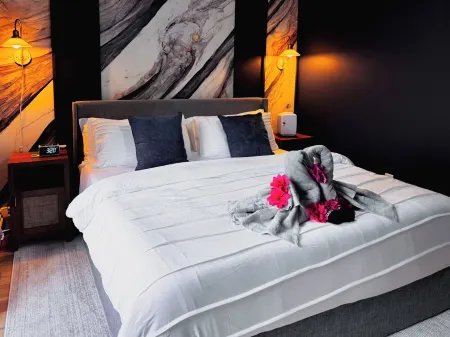 Stunning Design ~ Fireplace ~ Custom Desk ~ Balcony Отели рядом с Аэропорт Беверли