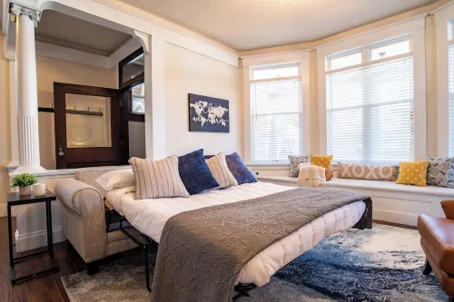 Modern Meets Vintage! 5 Bedrooms. Game Room, Patio, Fun!