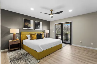 5 Bedroom HILLTOP Modern Breathtaking 360 degree VIEWS Heated Pool Spa Sleeps 16 Hotels near Limited Additions