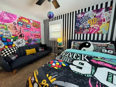 Time Traveler - Hot Tub, firepit, grill, games, and fun! Hotels near Milner Library