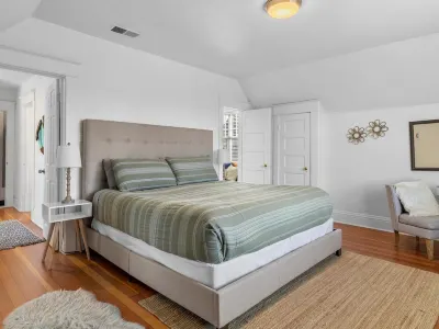 The Cushman House A: Unit A near 6th Ave UPS UW Ruston Hotels near Target