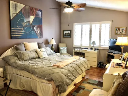 Bob's Beach Condo in Bella Vista by Jupiter beach! Отели рядом с достопримечательностью «Парк Ошен Кей»