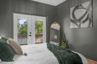 Den on Daniels - Modern Elegance, Private Balcony Steps from Downtown Orlando