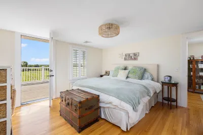 Coastal Farmhouse Retreat in Little Compton, RI – Your Perfect Seaside Getaway Отели рядом с достопримечательностью «Little Compton Commons»