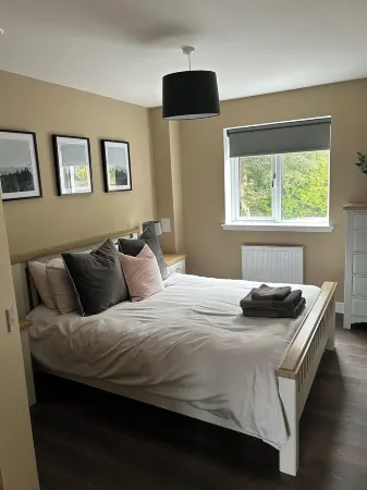 Deluxe 2 bed en-suite, stunning views, parking