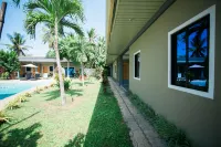 Hidden Lagoon Resort Hotels near Arcom Center