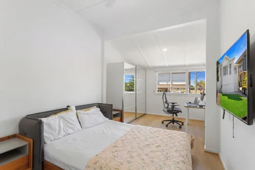 Vandy Beach House. Cosy with direct water views.