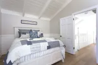 RIGHT Across the Street from the Beach! DEL MAR BEACH COLONY WALK TO ALL!