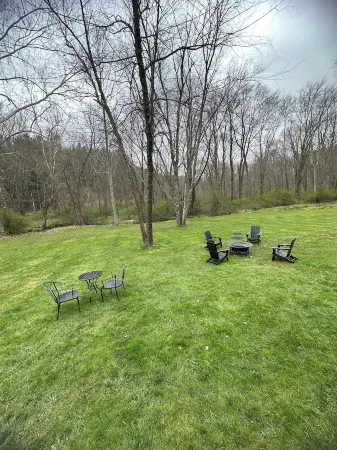 Creekside Cabin in Hocking Hills. Hot Tub + Large Private Yard. Dog-friendly!