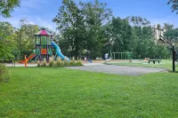 Lake Monona Waterfront + HOT TUB + Game Room