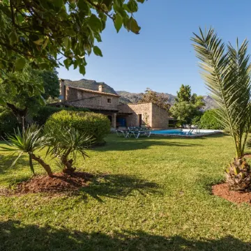 CHARMING STONE HOUSE NEAR THE OLD TOWN AND BEACHES