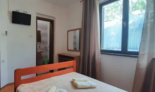 En-suite room Helena nr. 1 in town Krk with air conditioning, WiFi, parking