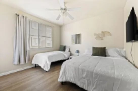 5 minutes from six flags , close to shopping center 2 beds 2 bath private