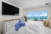 Large ocean front corner unit w extra sleeping area.