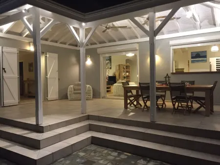 VILLA 4 STARS STANDING THE FEET IN THE WATER SWIMMING POOL AND PRIVATE GARDEN Отели в г. Ле Диаман