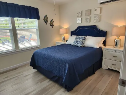 Cottage with awesome outdoor living area 5 minutes to Navarre Beach!