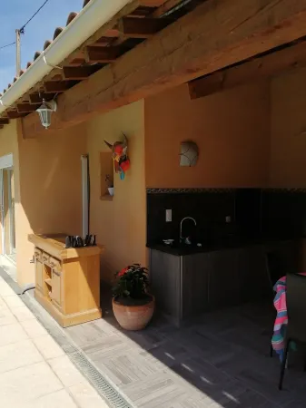 Charming independent studio in Martigues town center, swimming pool, spa Отели в г. Мартигес