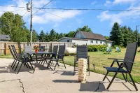 Main Side of Bear River House Hotels near Coveyou Scenic Farm Market : Petoskey's Historic Organic Farm