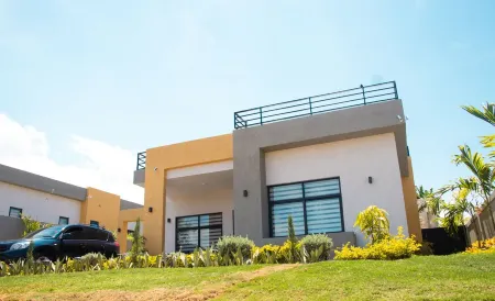 Family friendly, contemporary home w/rooftop terrace - 5 min from the beach Отели рядом с достопримечательностью «Тертл Ривер Фолс & Гарденс»