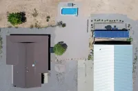 Pool, Hot Tub, King Bed, Dog Friendly, Close to Sedona! Shipping Container Home!