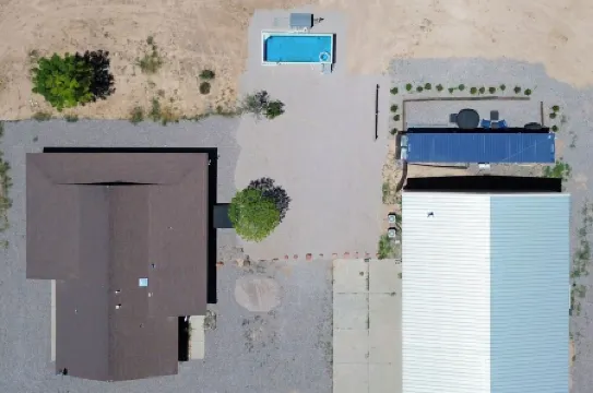 Pool, Hot Tub, King Bed, Dog Friendly, Close to Sedona! Shipping Container Home!