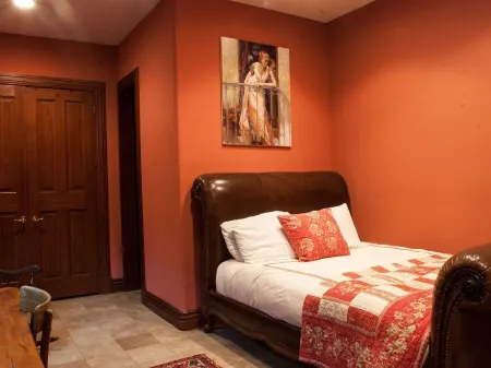 LUXURY, SECLUDED LODGE SKI AND SWIM