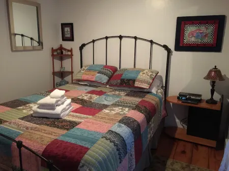 Charming West End 1 Bd 1st Fl -  Steps to Beach - With Private Parking Отели рядом с достопримечательностью «Рейс Пойнт Бич»