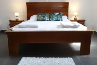 House on 2 hectares of land on the Canal 5 minutes from the sea Hotel di 