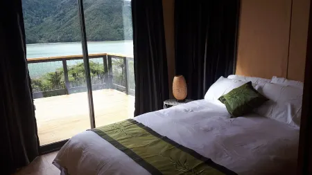 Marlborough Sounds Holiday Home Brand New Sea Views 3brm with Large Deck