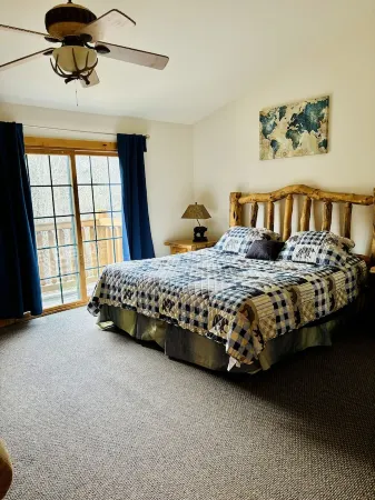 Hike and enjoy a relaxing time at Starved Rock! Family-Size Cozy Cabin