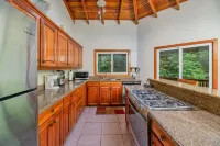 Luxurious Island home with private pool. Short walk to the beach. 웨스트 엔드 호텔