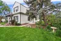 Beautiful Victorian 4 Bedroom downtown Castle Rock Hotels near Nixon & Co. Salon & Boutique