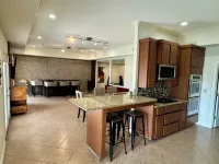 5 bed/4.5 bath family home with office space @ Cimarron. Excellent location! 미션 호텔