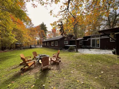 Lakeside Home Hot Tub + Heated Pool on Private 5 Acres