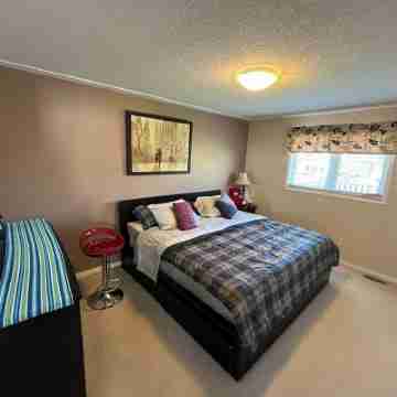 Big & Charming Bungalow Getaway (nearby Walmart, LCBO, Beer Store, Mall, etc Rooms