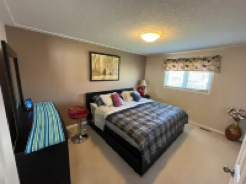 Big & Charming Bungalow Getaway (nearby Walmart, LCBO, Beer Store, Mall, etc