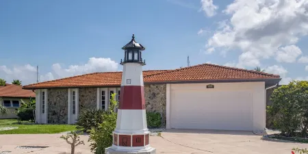 The Admiral's Lodge- newly renovated to state of the art Luxury Отели в г. Пунта-Горда