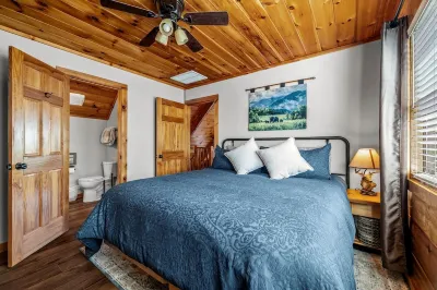 Virtual Tour ~ Views ~ Hot Tub ~ Pool Table ~ Newly Updated Hotels near Wears Valley