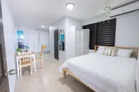Cozy Studio Type Apartment across Jobos Beach, Isabela. WIFI & A/C. Hotels in Bajura