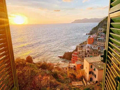 In Riomaggiore Cinque Terre with breathtaking sea view 聖若翰洗者堂附近的飯店